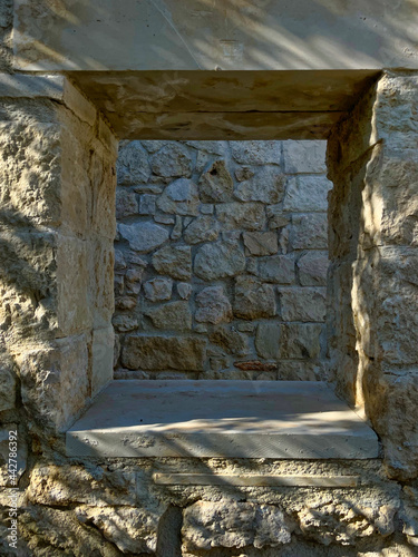 Okno w kamiennym murze
