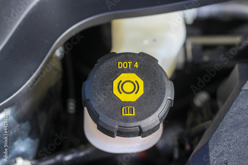 Brake fluid reservoir