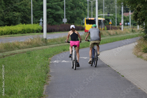 Bezpieczna droga rowerowa w mieście dla rowerzystów.