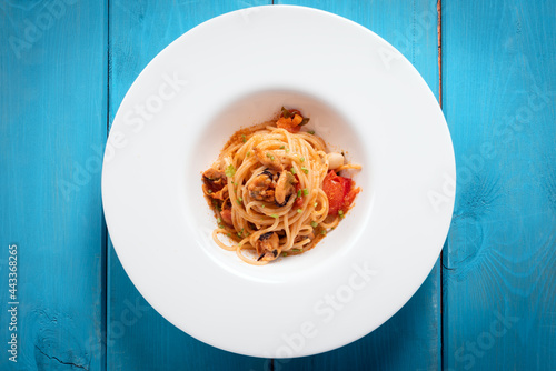 Piatto di deliziosi spaghetti con cozze, pomodorini e bottarga, Cucina Italiana di mare 