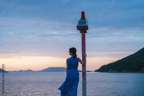 夕暮れの海にいる女性