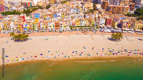 Vista Aéreas de la Playa de Villajoyosa con sus bonitas y características fachadas tan coloridas.