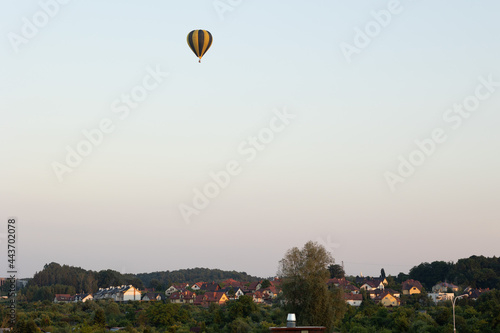 Lot balonem, lot nad miastem, balon w powietrzu, balon, lato 2021, Kolorowy balon