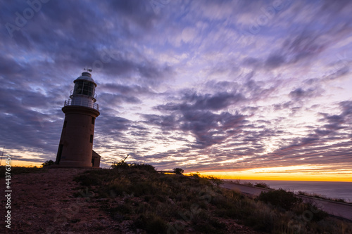 オーストラリア 西オーストラリア州のエクスマウス近郊のヴラミンヘッド灯台と夕焼け空 Vlamingh Head Lighthouse