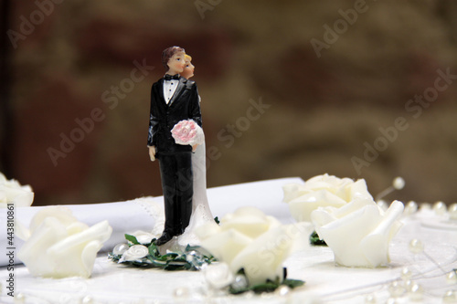 Zuckerpuppen als Braut und Bräutigam auf der Hochzeitstorte