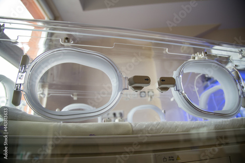 Inkubator na oddziale neonatologicznym w szpitalu. Sprzęt medyczny. 