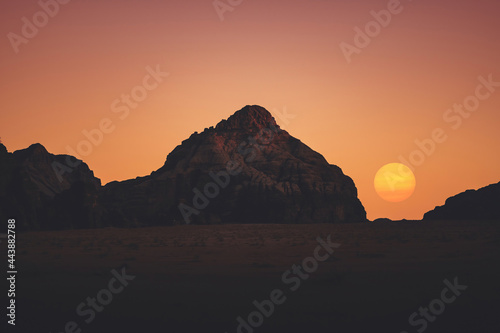 decierto en un atardecer