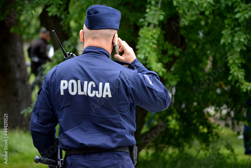 Polska policja na służbie w mieście. 