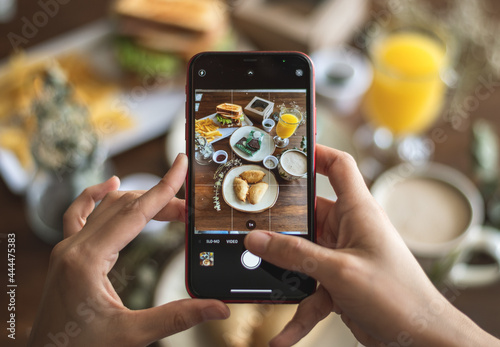 Phone takin a food photography