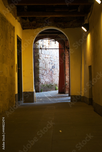 Lucca è famosa per i suoi monumenti storici ed il suo centro storico, ricco di antiche strutture di varie epoche, completamente circondato da una cinta muraria.