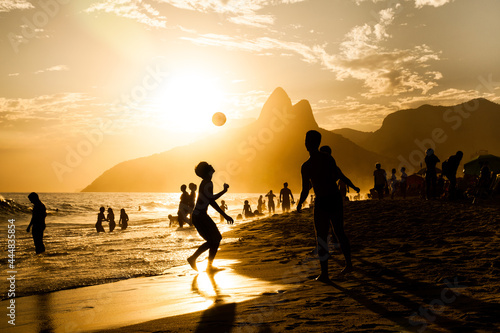 Garotos jogando Altinha, no final da tarde, em Ipanema, Rio de Janeiro, RJ, Brasil.