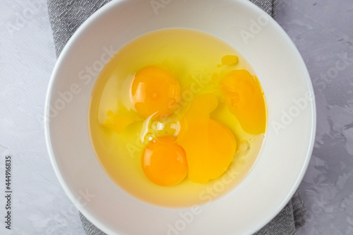 Surowe jajka w misce