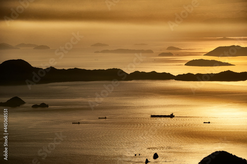瀬戸内海の美しい夕日と島々