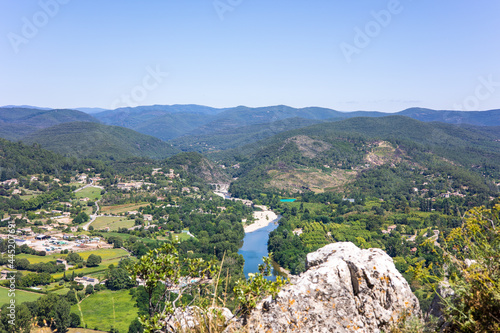 Vue sur la vallée de Gardon et les Cévennes depuis le sommet de Rocher Saint-Julien, derrière la ville d’Anduze (Occitanie, France)