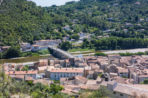 Vue sur les toits d’Anduze en été (Occitanie, France)