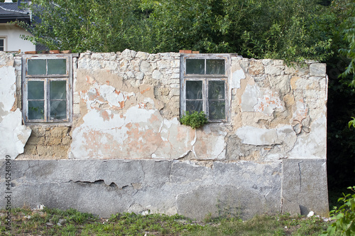Ruiny domu ze stolarką okienną 