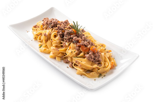 Piatto di deliziose tagliatelle al ragu isolato su fondo bianco, Cucina Italiana