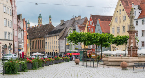 Panorama vom Hauptplatz mit historischem Rathaus und Marienbrunnen in Landsberg am Lech