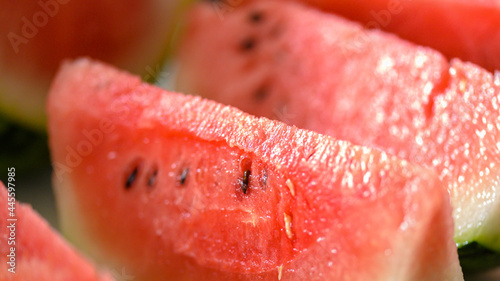 西瓜(スイカ)「ウリ科・果物」 Watermelon "Cucurbitaceae / Fruits" 採りたてのスイカをカットする様子 Cutting freshly picked watermelon 「クローズアップ・マクロ撮影」 "Close-up macro photography" 日本2021年初夏撮影 Taken in early summer 2021 in Japan