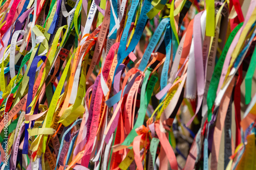 Várias fitas coloridas de recordação do Divino Pai Eterno da cidade de Trindade em Goiás.