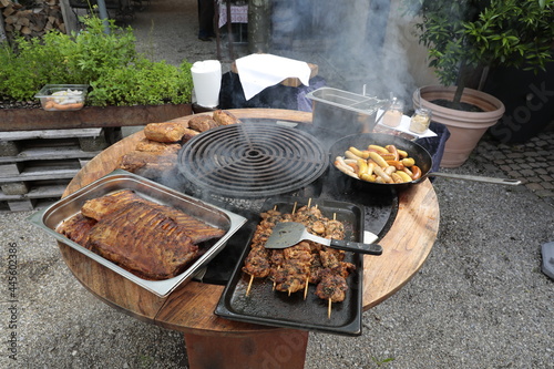 grillieren am holzgrill feuerschale an hochzeitsfest