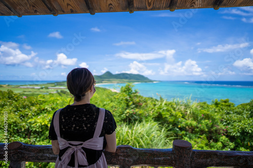 石垣島の玉取崎展望台に女性が立っている風景 沖縄 View of a woman standing at Tamatorizaki Observatory in Ishigaki Island, Okinawa 