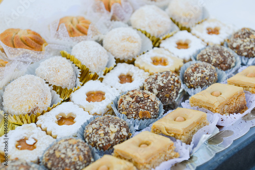 Assortiment de pâtisseries orientales traditionnelles présentées dans un plat, remplissant l'image vue de dessus