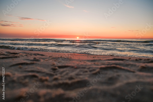 Zachód słońca na plaży w Kołobrzegu.