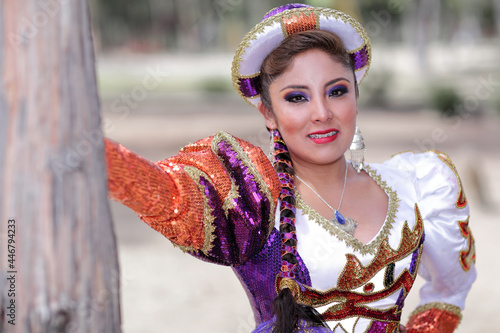 Bolivianerin iaus La Paz n traditioneller Tracht des Caporal-Tanzes.