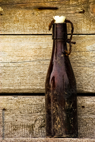 Stara butelka po piwie . Old beer bottle .