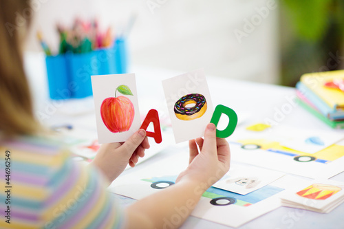 Kid learning to read. Phonics flash cards.