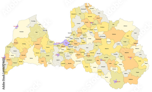 Carte de Lettonie avec divisions administratives - Représentation des villes autonomes et des municipalités ou novads - Textes vectorisés et non vectorisés sur calques séparés
