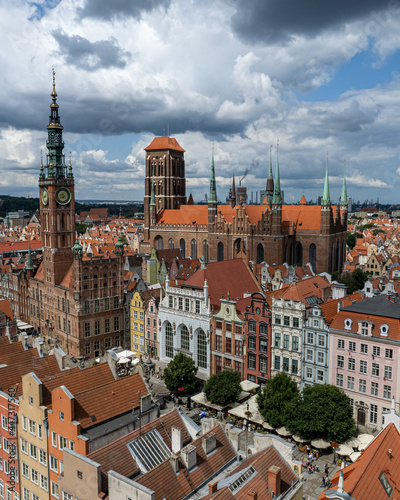 Centrum starego miasta Gdańsk, stare kamienice i dachy widoczne z lotu ptaka, drona. 