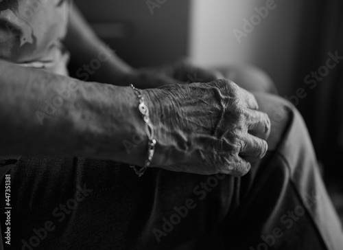 mano abuela, blanco y negro