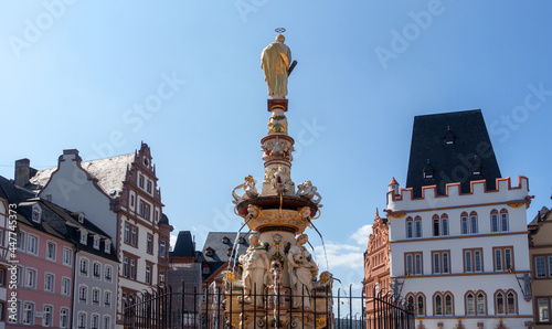 Marktbrunnen und historische Häuser am Marktplatz in Trier 