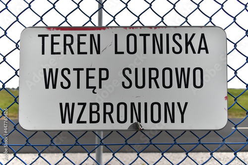 warning plate 'teren lotniska wstęp surowo wzbroniony'