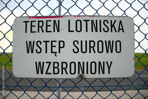 warning plate 'teren lotniska wstęp surowo wzbroniony'