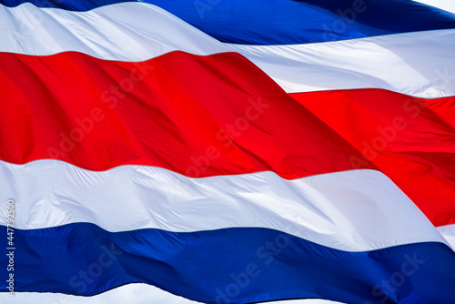 Primer plano de una bandera de Costa Rica ondeando con un viento fuerte
