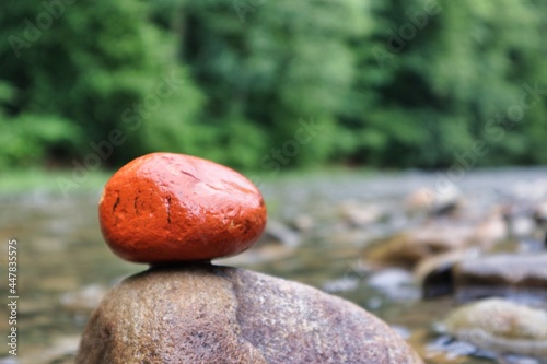 piękny czerwony kamień na rzece Wisła
