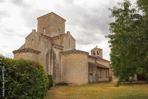 Loiret - Germigny-les-Prés - Eglise de la Très Sainte Trinité avec sa croix et ses cloches