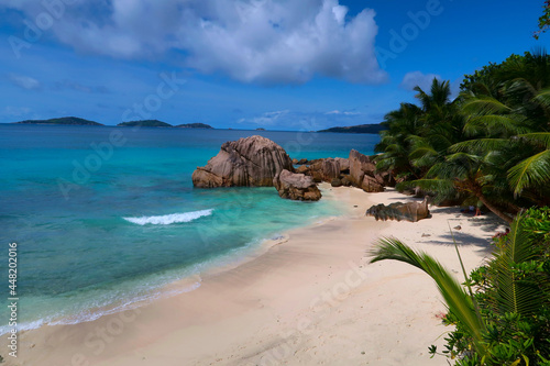 Einsamer Strand La Digue Seychellen Granitfelsen Palmen Puderzucker weißer Strand Anse