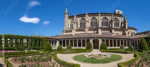 Marmande (Lot et Garonne, France) - Vue panoramique des jardins du cloître et de l'église Notre Dame