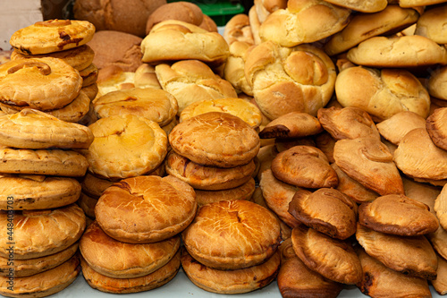 Venta de panes y empanadillas artesanales.