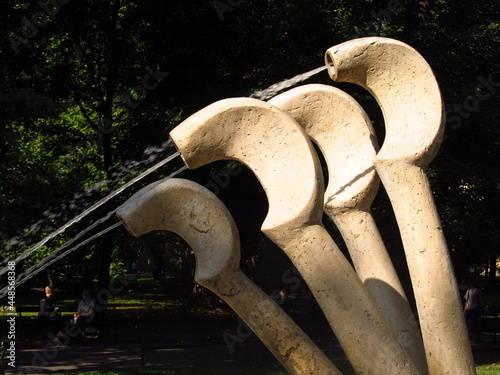 Ceramiczne rzeźby jako fontanna w parku w Krakowie, Polska