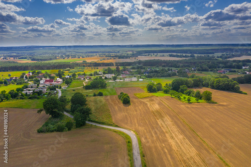 Widok z drona na pradolinę rzeki Bóbr w zachodniej Polsce, w oddali widać zabudowania wsi Miodnica. Widok z drona.
