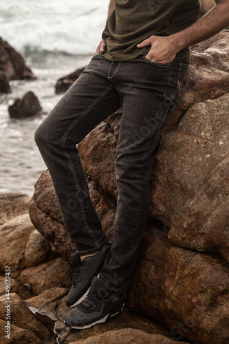 Ciemne czarne spodnie jeansy, męska moda, zdjęcie reklamowe, zbliżenie.
