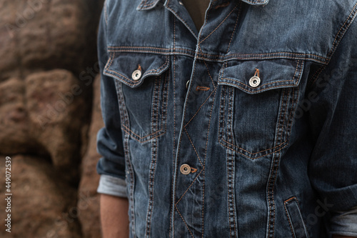 Męska kurtka jeansowa niebieska, zdjęcie reklamowe zbliżenie.