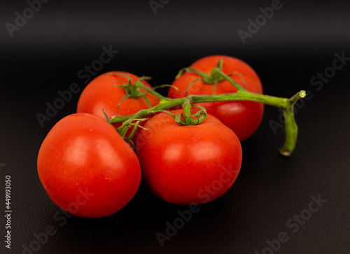 na zdrowo i wegańsko, pyszny pomidor z zieloną łodygą