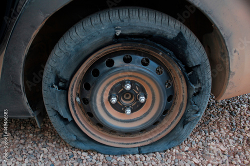 アメリカ・グランドサークルの荒野にてドライブ中にパンクし破損した車のタイヤパーツ