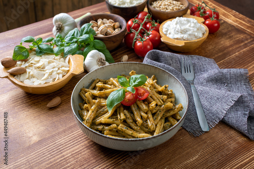 pasta casareccia con pesto pomodori e ricotta